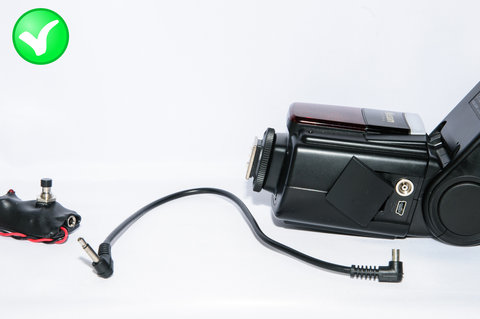 Connettere l'attivatore al flash utilizzando un cavo PC-SYNC